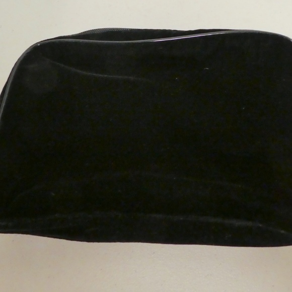 NEW CHANEL BLACK VELVET ZIP MAKEUP BAG LOGO LINED pouch - Picture 4 of 5